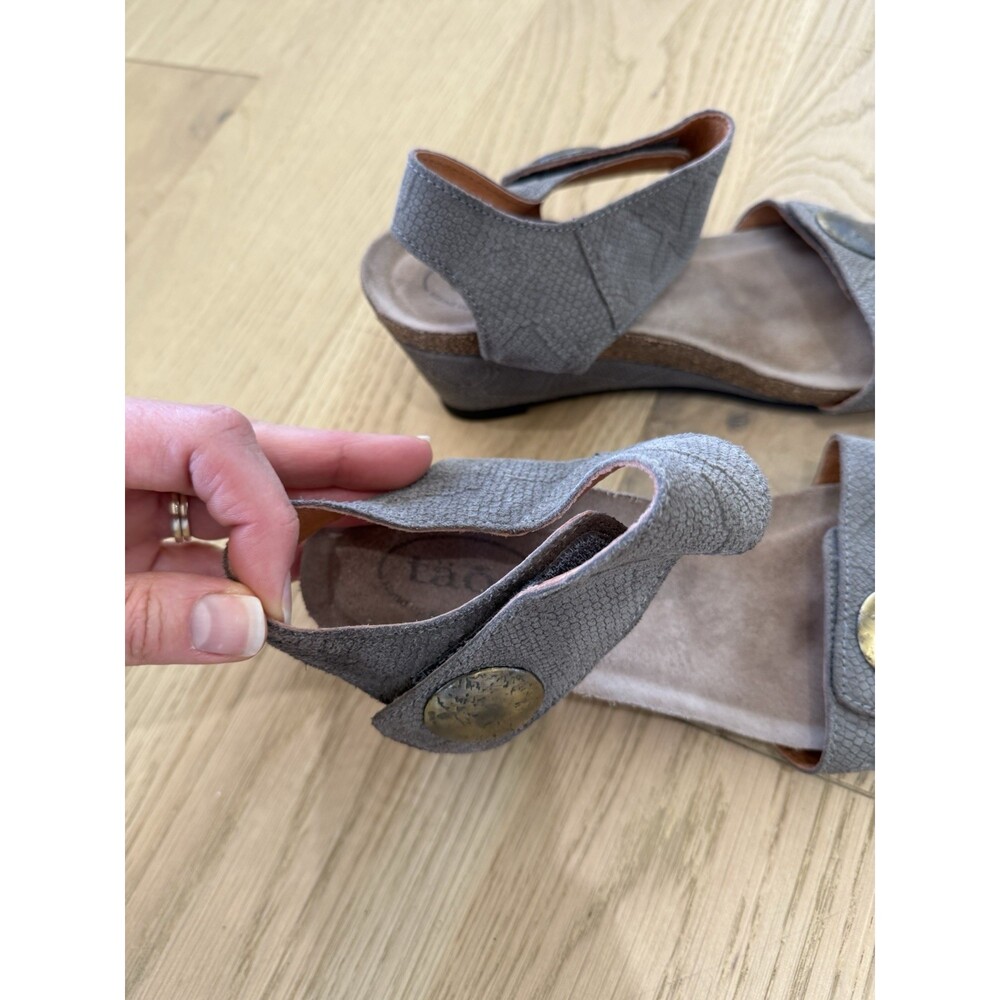 Taos Women’s Gray Leather Sandals Adjustable Straps Wedge Heel Size 8 8.5 39 - Picture 3 of 6